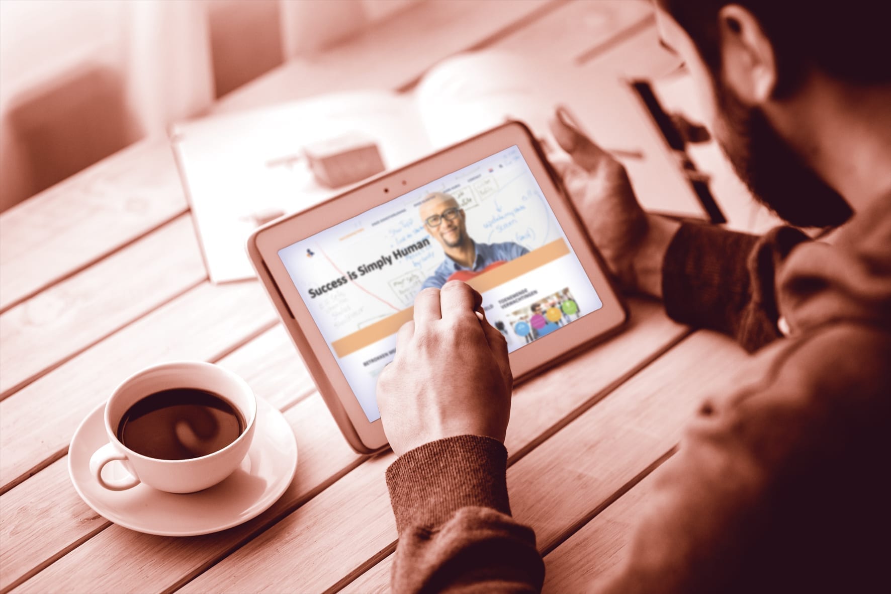 HuRis_Man-koffie-ipad_Duo-RBG_150dpi HuRis_Man-koffie-ipad_Duo-RBG_150dpi