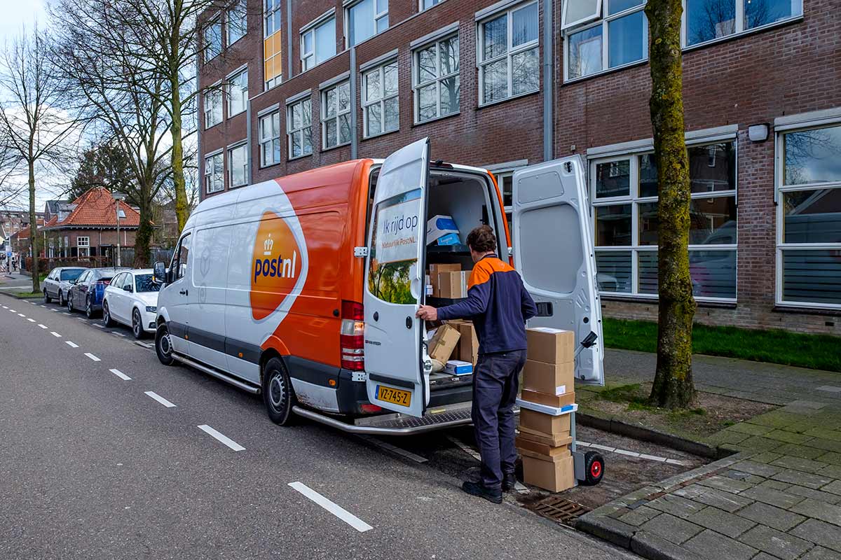 His van. Delivery Post. Netherlands Post Office. Royal POSTNL / почта Нидерландов , Нидерланды. POSTNL pakker naar Morocco.